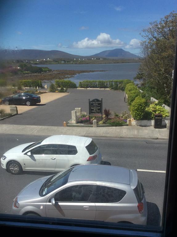 Achill Sound Hotel - Ostan Ghob A'Choire Buitenkant foto