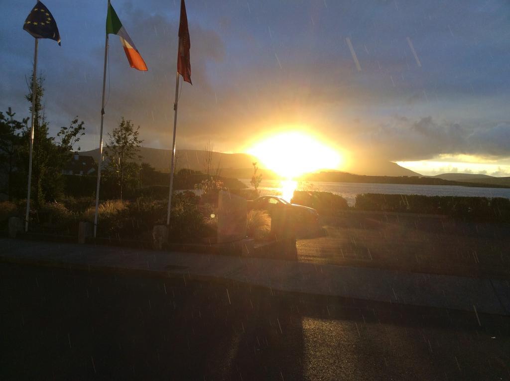 Achill Sound Hotel - Ostan Ghob A'Choire Buitenkant foto