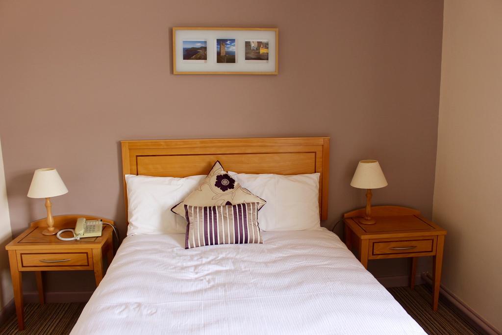 Achill Sound Hotel - Ostan Ghob A'Choire Buitenkant foto