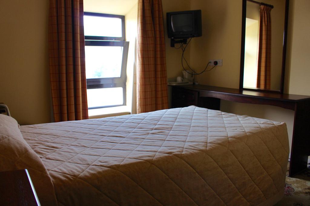 Achill Sound Hotel - Ostan Ghob A'Choire Buitenkant foto